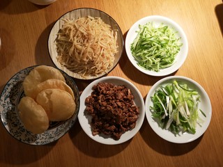 17、小油饼卷饼,一切准备就绪,准备开吃。