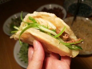 18、小油饼卷饼,饼里夹上土豆丝,肉丝,黄瓜丝,葱丝。美味。