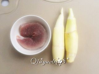 1、#家常菜大比拼#炒茭白,准备食材