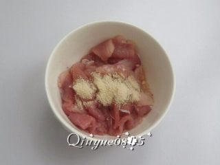 2、#家常菜大比拼#炒茭白,切的肉片用料酒、鸡粉腌制。