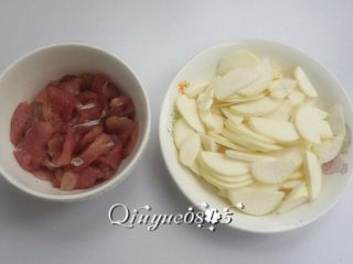 3、#家常菜大比拼#炒茭白,茭白切片