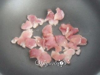 4、#家常菜大比拼#炒茭白,油热，放肉片炒至变色。