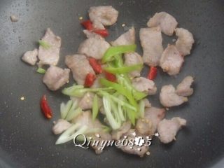 5、#家常菜大比拼#炒茭白,放葱姜蒜辣椒花椒等炒出香味