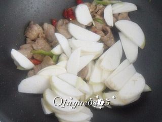 7、#家常菜大比拼#炒茭白,放茭白、盐炒熟