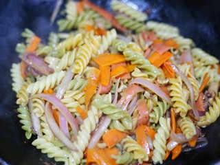 9、墨鱼杂蔬炒螺丝意面,翻炒均匀即可。