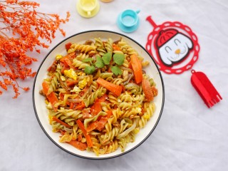 10、墨鱼杂蔬炒螺丝意面,出锅装盘。