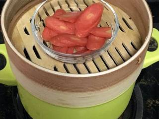 2、胡萝卜小饼,上锅蒸熟，大概10分钟左右。