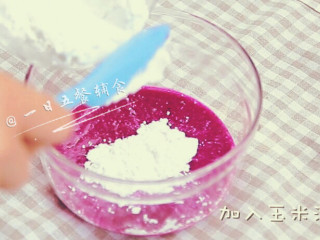 3、火龙果牛奶小方 宝宝辅食，颜值超高，口感清凉,火龙果打成泥，加入玉米淀粉搅拌均匀。可以少量多次的加入淀粉，不容易结块。