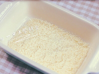 4、火龙果牛奶小方 宝宝辅食，颜值超高，口感清凉,先来做一下准备工作，碗底铺一层椰蓉。