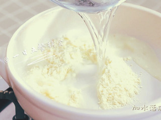 5、火龙果牛奶小方 宝宝辅食，颜值超高，口感清凉,奶粉倒入锅中，加水活成牛奶。这里依然可以用240克纯牛奶替代奶粉和水。