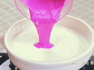7、火龙果牛奶小方 宝宝辅食，颜值超高，口感清凉,中火将奶液煮沸，煮沸后加入火龙果糊。