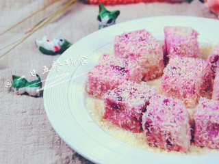 13、火龙果牛奶小方 宝宝辅食，颜值超高，口感清凉,请原谅我再刷一张，简直少女心爆棚啊！吃不完的密封冷藏3天吃完啊！吃不完送来给我吃呗~~