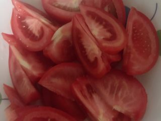 1、番茄炒蛋,西红柿洗净切块