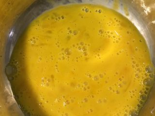 4、番茄炒蛋,打成蛋液
