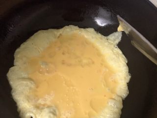 6、番茄炒蛋,倒入蛋液