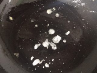 8、番茄炒蛋,鸡蛋凝固后盛出，锅内留底油