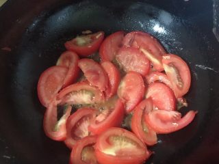 10、番茄炒蛋,翻炒至皮微起