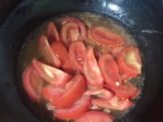 11、番茄炒蛋,倒入适量水