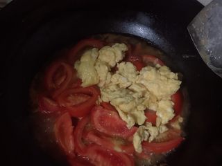 12、番茄炒蛋,水开后倒入鸡蛋