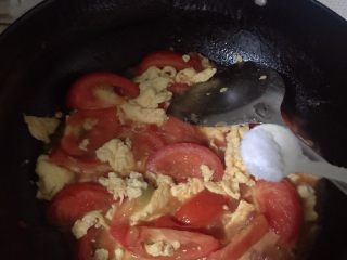14、番茄炒蛋,加适量盐