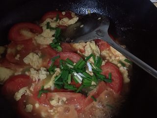 15、番茄炒蛋,加适量葱