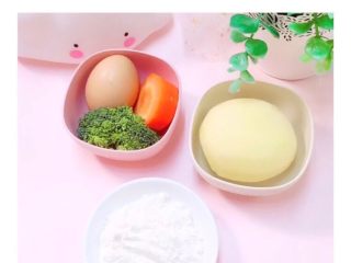 1、8+蔬菜土豆????条,准备好材料