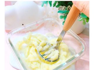 5、8+蔬菜土豆????条,蒸好的土豆????压成泥