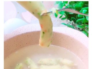 11、8+蔬菜土豆????条,锅里水起泡，轻轻挤入土豆条，水开后煮8分钟出锅即可