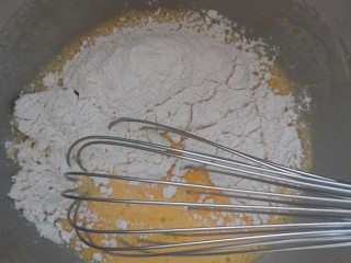 3、卡通手绘蛋糕卷,加入过筛的低筋面粉