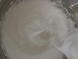 4、卡通手绘蛋糕卷,分三次加糖打发蛋白到小弯钩