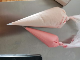 7、卡通手绘蛋糕卷,深浅各一种