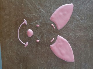 8、卡通手绘蛋糕卷,深粉色在油布上画出图案，画的厚一点，边缘用牙签画一下，可以光滑边缘