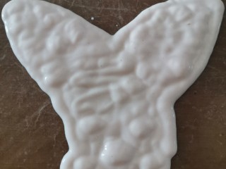 9、卡通手绘蛋糕卷,用浅粉色描边，填满图案