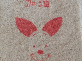 10、卡通手绘蛋糕卷,出炉后立马震模倒扣出来，撕去油布