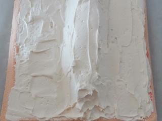 12、卡通手绘蛋糕卷,因为是o型卷，中间让他隆起，用擀面杖压着卷