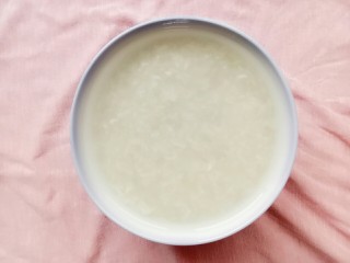 2、番薯粥,大米洗干净后用水泡一下