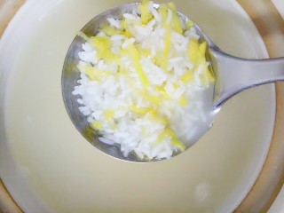 10、番薯粥,加入番薯丝后再搅拌一下