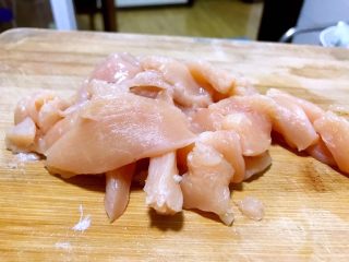 2、蜂蜜烤鸡肉,首先把鸡胸洗净切片
