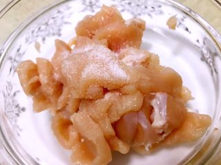 3、蜂蜜烤鸡肉,把肉装进碗里加少许盐
