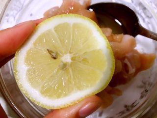 4、蜂蜜烤鸡肉,柠檬????对半切开