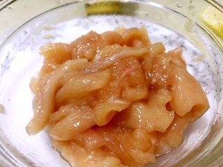 5、蜂蜜烤鸡肉,用手抓均匀，腌制15分钟