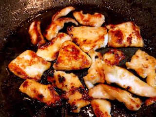 8、蜂蜜烤鸡肉,将鸡肉两面煎熟即可。