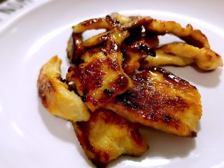 9、蜂蜜烤鸡肉,盛入盘中，依次把剩下的鸡肉烤熟