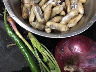 1、爆炒圣子,加上老抽