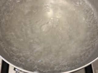 2、爆炒圣子,水烧开