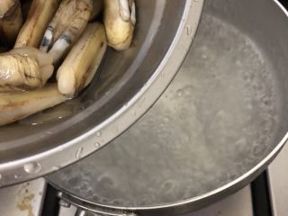 3、爆炒圣子,加入洗干净的圣子