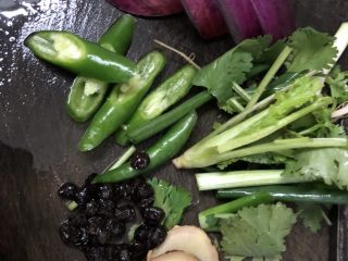 6、爆炒圣子,把配料切好