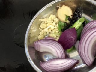 8、爆炒圣子,配菜倒下去翻炒一下