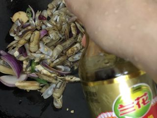 11、爆炒圣子,加上一匙酱油翻炒一下