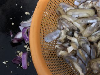 9、爆炒圣子,把冲洗好的圣子倒下去翻炒